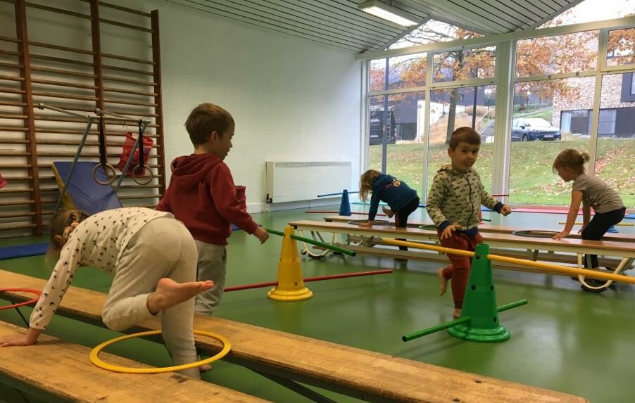 Kinderen spelen over banken - PIT STOP Sport Academy