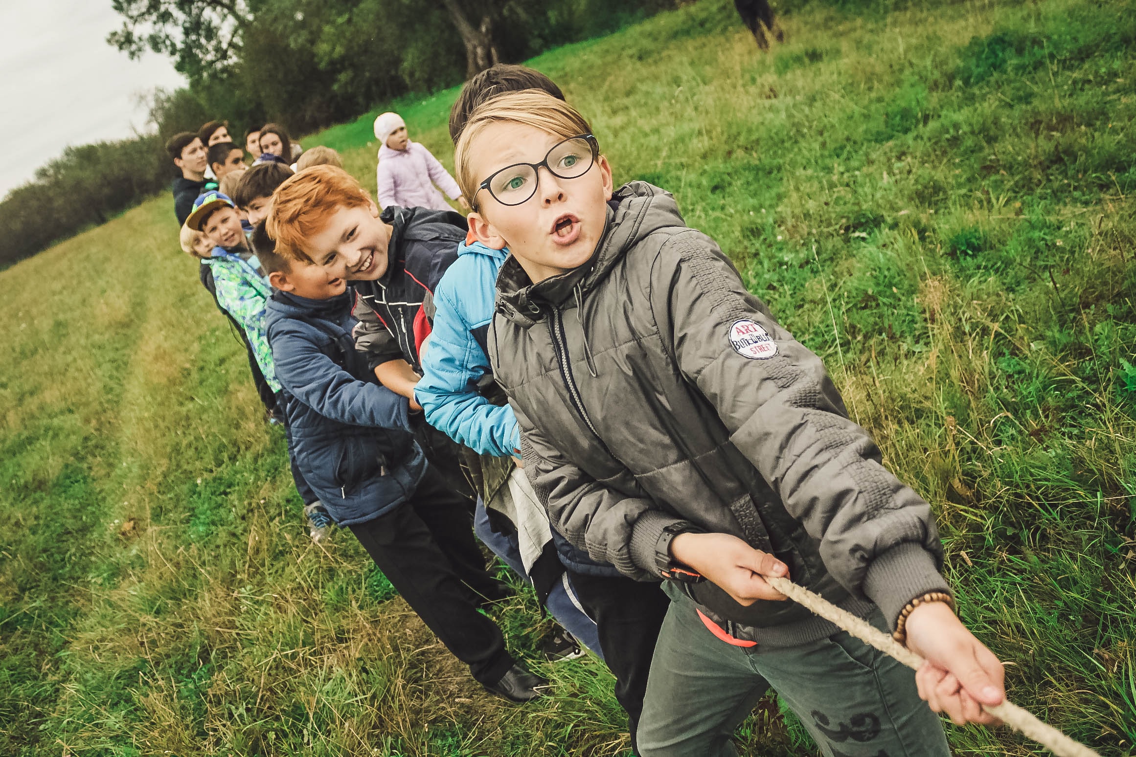 Kinderen doen aan touwtrekken