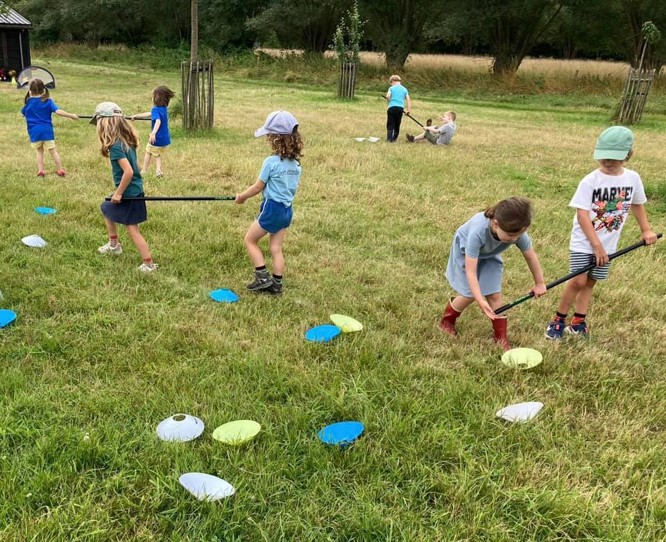 Kinderen leven zich uit op de sportkampen